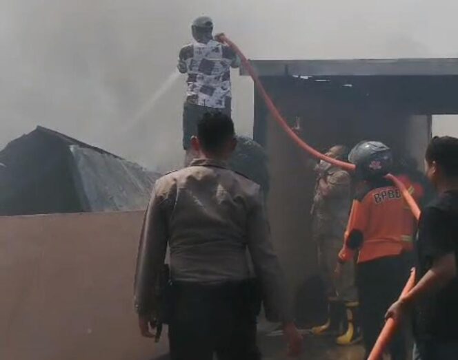 
					Gudang Spare Part Motor di Kudus Dilalap Api, Polisi Kerahkan Water Cannon untuk Bantu Pemadaman