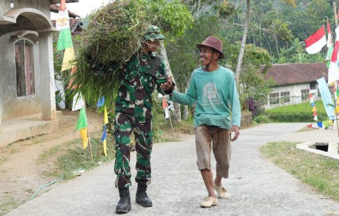 
					Satgas TMMD Reguler ke-129 Ringankan Beban Warga dengan Membantu Mencari Pakan Ternak