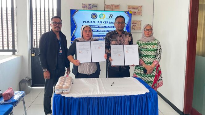 
					Rutan Salatiga Gandeng PT Arta Jayendra Perkasa, Bekali Warga Binaan Keterampilan Membuat Tas Rajut