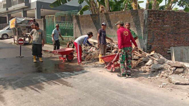 
					Satgas TMMD dan Warga Tetap Bergotong Royong Percepat Penyelesaian Sasaran Fisik