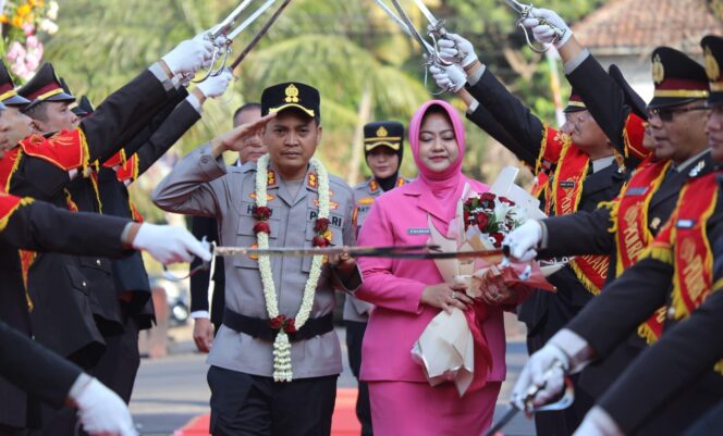 
					AKBP Heru Dwi Purnomo Resmi Nahkodai Polres Semarang, Estafet Kepemimpinan Diwarnai Farewell Parade