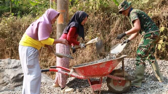 
					Gotong Royong Ibu-Ibu dan Satgas TMMD Jadi Kekuatan Percepat Pembangunan Jalan Desa