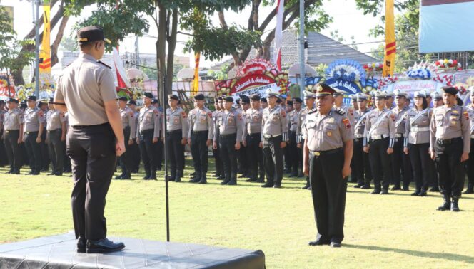 
					Kapolres Kudus Pimpin Upacara Perdana, Aiptu Bambang Rahayu Siswanto Raih Kenaikan Pangkat Pengabdian