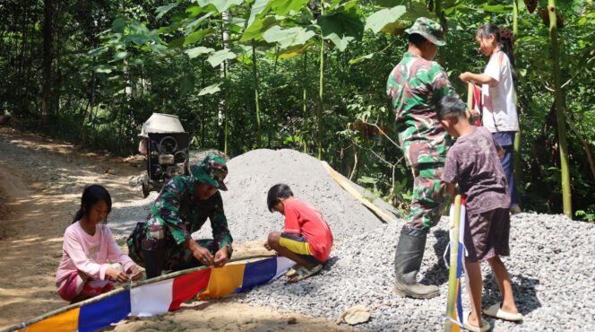 
					Jelang HUT Ke-81 RI, Satgas TMMD dan Warga Cilik Watuduwur Pasang Umbul-umbul dan Bendera Merah Putih