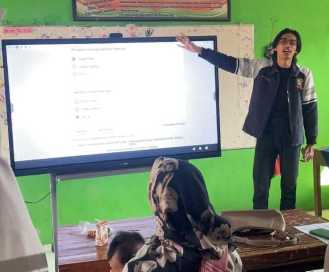 
					Pelaksanaan sosialisasi mengenai peran keluarga dalam mendukung
pendidikan anak 