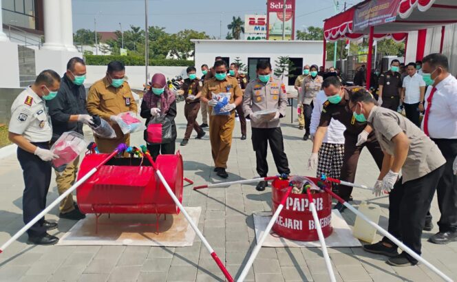 
					Komitmen Tegakkan Hukum, Kejari Brebes Musnahkan Barang Bukti 30 Perkara Berkekuatan Hukum Tetap