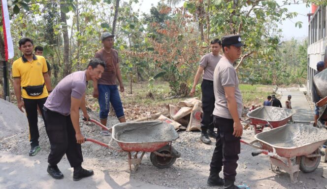 
					Polres Boyolali Salurkan Bantuan Semen untuk Perbaikan Akses Masjid Al Faqih