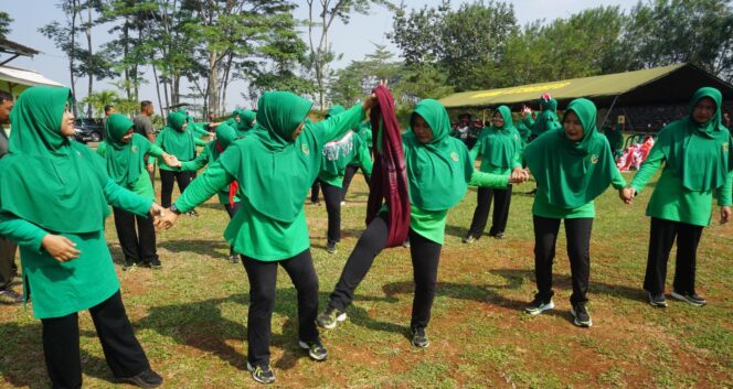 
					Persit Kodim Batang Meriahkan HUT RI dengan Lomba Yel-Yel dan Estafet Sarung