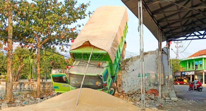 
					Truk Bermuatan 25 Ton Gandum Tabrak Pembatas Jalur Penyelamat di Paguyangan, Diduga Rem Blong