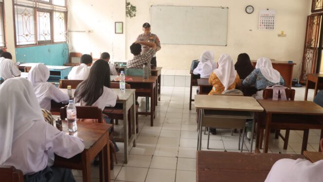 
					Polres Semarang Bekali 188 Pelajar SMK H. Moenadi dengan Literasi AI