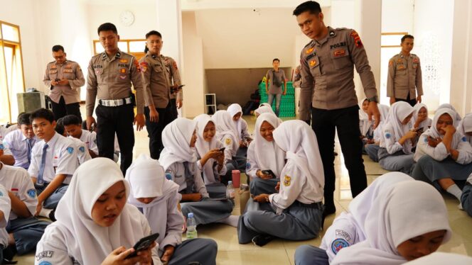 
					Polres Brebes Bekali 120 Pelajar dengan Literasi AI, Dorong Pemanfaatan Teknologi secara Bijak dan Bertanggung Jawab