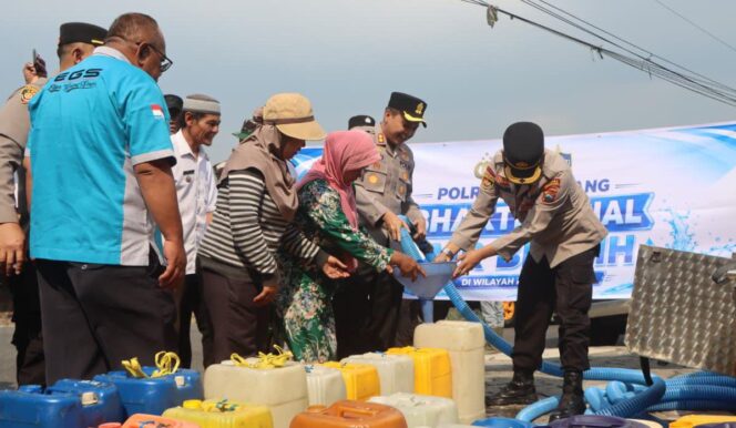 
					Polres Semarang Distribusikan 60 Ribu Liter Air Bersih untuk Warga Kemitir