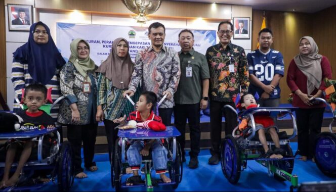 
					181 Anak Disabilitas di Jateng Terima Kursi Roda Adaptif, Pemprov Pastikan Kesetaraan Akses