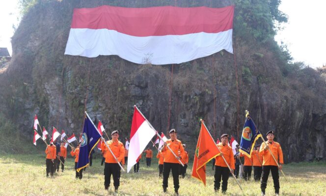 
					Aksi Rappelling Personel SAR Semarang Bentangkan Merah Putih Raksasa di Tebing Djaro