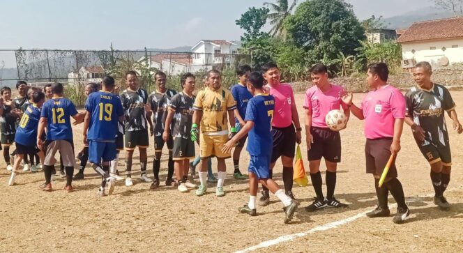 
					Semarak HUT ke-81 RI, Pemdes Jatisawit Gelar Turnamen Sepak Bola U-40 Antar RW