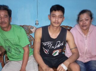 Korban dugaan penganiayaan, Aldi Fernando (tengah) didampingi orangtuanya saat memberikan keterangan kepada wartawan. (Foto: Heru Santoso)