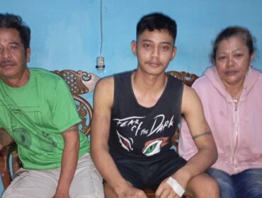 Korban dugaan penganiayaan, Aldi Fernando (tengah) didampingi orangtuanya saat memberikan keterangan kepada wartawan. (Foto: Heru Santoso)