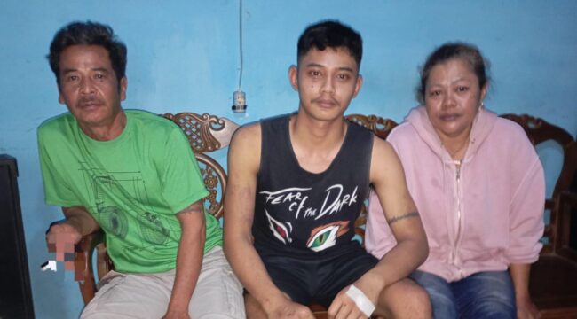 Korban dugaan penganiayaan, Aldi Fernando (tengah) didampingi orangtuanya saat memberikan keterangan kepada wartawan. (Foto: Heru Santoso)