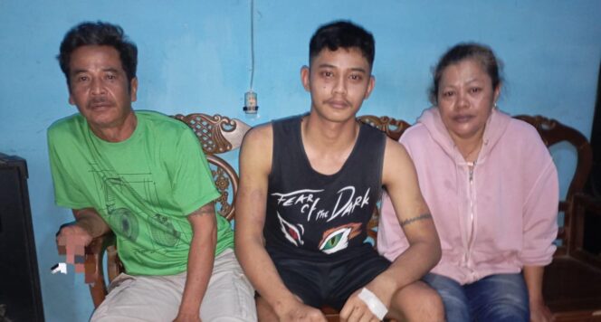 
					Korban dugaan penganiayaan, Aldi Fernando (tengah) didampingi orangtuanya saat memberikan keterangan kepada wartawan. (Foto: Heru Santoso)