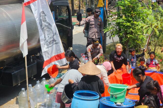 
					Polsek Juwangi Salurkan Bantuan Air Bersih untuk Warga Desa Ngaren