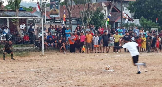 
					Perseka RW 07 Juara Turnamen Sepak Bola U-40 Jatisawit, Taklukkan RW 04 Lewat Adu Penalti