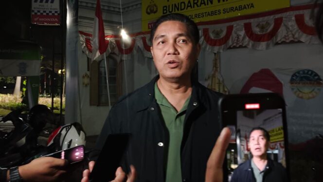 
					Kabid Humas Polda Jatim Kombes Pol Jules Abraham Abast saat memberikan keterangan kepada wartawan 
