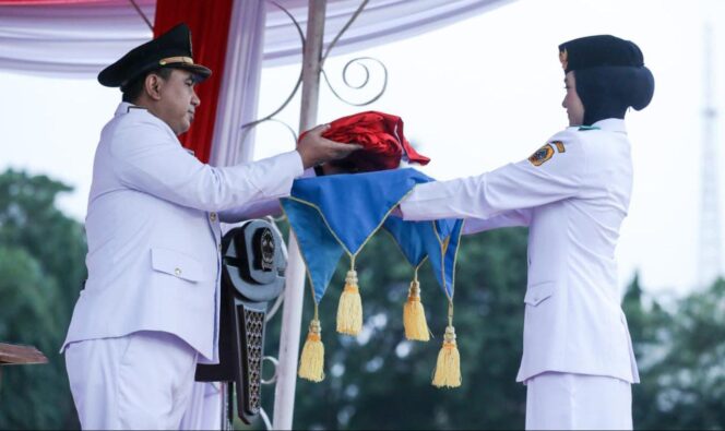 
					Wagub Taj Yasin Pimpin Penurunan Bendera Merah Putih di Simpang Lima Semarang
