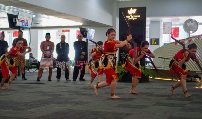 
					Parade Budaya Meriahkan HUT ke-81 RI di Bandara Ahmad Yani Semarang