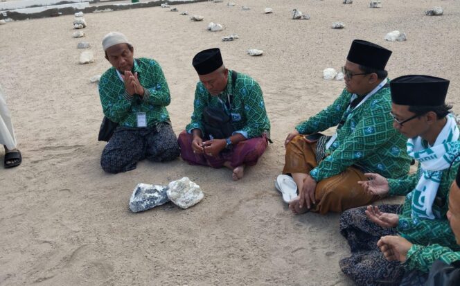 
					Jemaah Umroh dari PT Al Fazza Nabawi Tour & Travel berziarah ke makam KH Maemoen Zubair. (Foto: ARH)