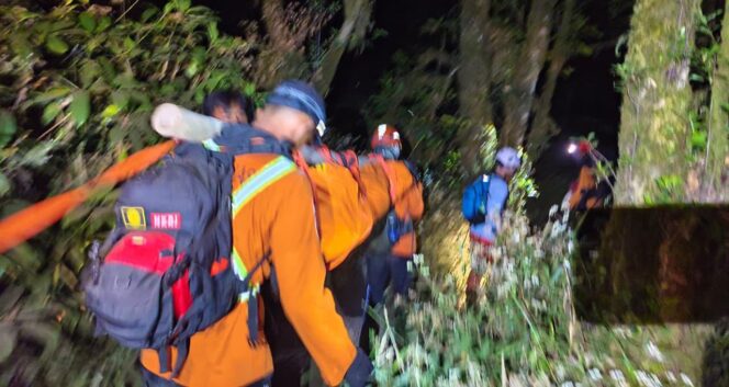 
					Tim SAR melakukan evakuasi jenazah pendaki asal Brebes yang jatuh di kawah gunung Slamet. (Kabarjateng.id / Foto: SAR Semarang)