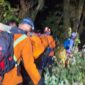 Tim SAR melakukan evakuasi jenazah pendaki asal Brebes yang jatuh di kawah gunung Slamet. (Kabarjateng.id / Foto: SAR Semarang)