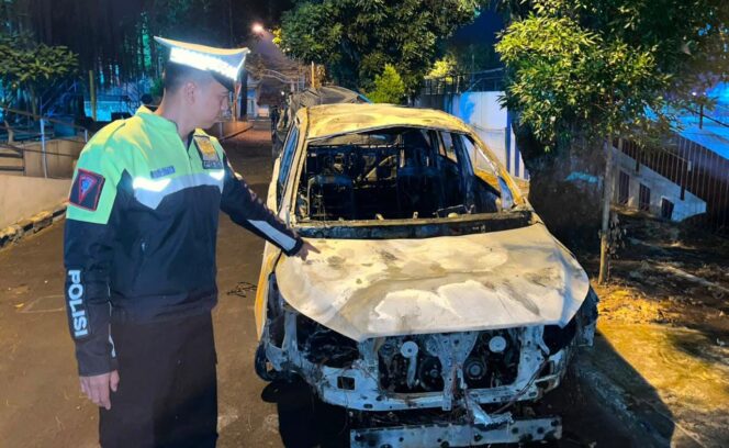 
					Diduga Rem Bermasalah, Innova Tergelincir hingga Terbakar di JLS Salatiga