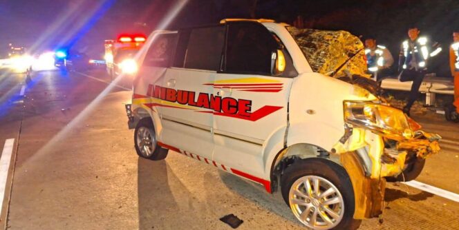 
					Tabrakan Beruntun di Tol Batang-Semarang, Tiga Penumpang Ambulans Meninggal