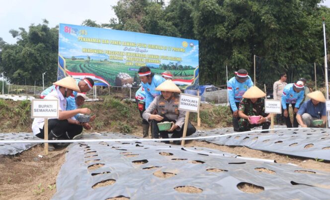 
					Dukung Ketahanan Pangan, Polres Semarang Tanam Bawang Putih Varietas Unggul 