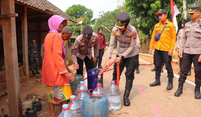 
					Polres Kendal Salurkan 10.000 Liter Air Bersih untuk Warga Sidomakmur