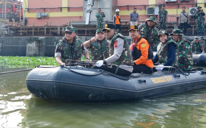 
					Pangdam IV/Diponegoro Terjun Bersama Warga Bersihkan Sampah di Kali Banger Semarang