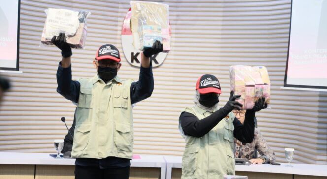 
					Kursi Kuliah Berujung OTT, KPK Bongkar Dugaan Korupsi Penerimaan Mahasiswa Baru di Unsoed