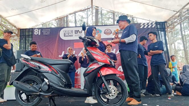 
					Ribuan Warga Meriahkan Jalan Sehat HUT ke-81 RI di Tuk Sirah Winduaji, Sepeda Motor Jadi Hadiah Utama