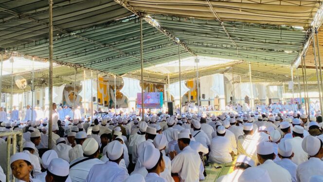 
					Ribuan Jamaah Al Khidmah Ath-Thoriqoh Memadati Ponpes Assalafi Al Fitrah Kedinding Surabaya 