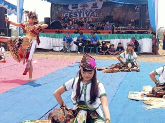 Di tengah terik matahari, sejumlah peserta festival lomba kuda lumping tetap tampil dengan semangat. (Kabarjateng.id / Foto: Mualim)