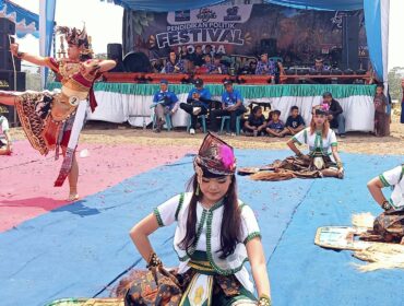 Di tengah terik matahari, sejumlah peserta festival lomba kuda lumping tetap tampil dengan semangat. (Kabarjateng.id / Foto: Mualim)