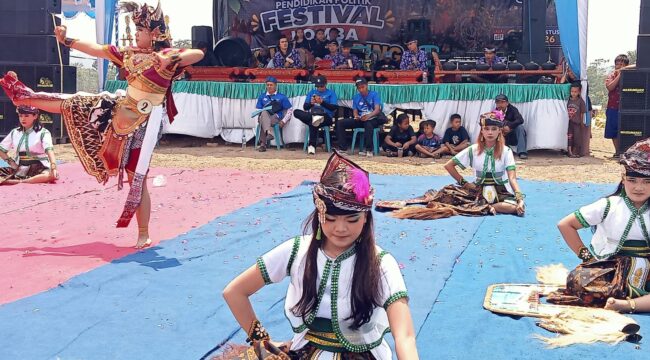 Di tengah terik matahari, sejumlah peserta festival lomba kuda lumping tetap tampil dengan semangat. (Kabarjateng.id / Foto: Mualim)