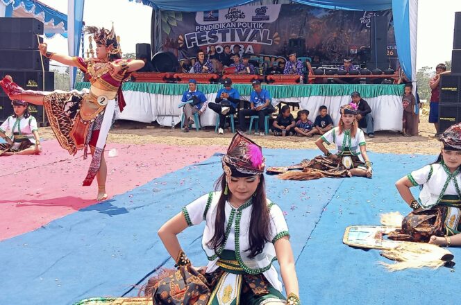
					Di tengah terik matahari, sejumlah peserta festival lomba kuda lumping tetap tampil dengan semangat. (Kabarjateng.id / Foto: Mualim)