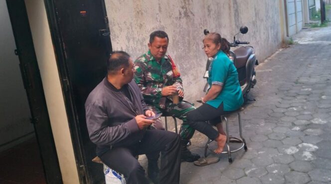 
					Bincang Santai Jadi Cara Babinsa Kemlayan Pererat Kedekatan dengan Warga