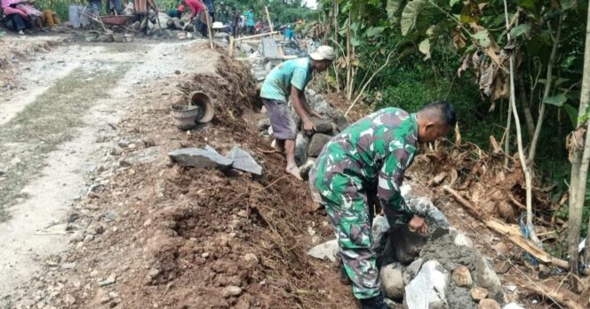 
					Babinsa dan Warga Gondanglegi Gotong Royong Bangun Talud untuk Cegah Longsor