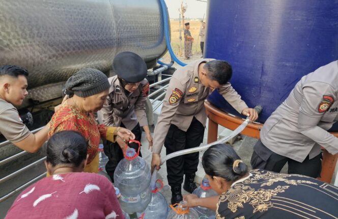 
					Polres Kudus Bantu Warga Glagahwaru Hadapi Kekeringan dengan 21 Ribu Liter Air Bersih