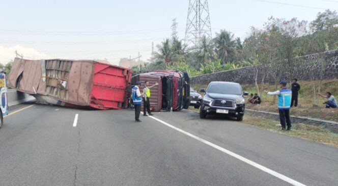 
					Diduga Rem Bermasalah, Truk Box Bermuatan Biji Plastik Terguling di Tol Solo-Semarang