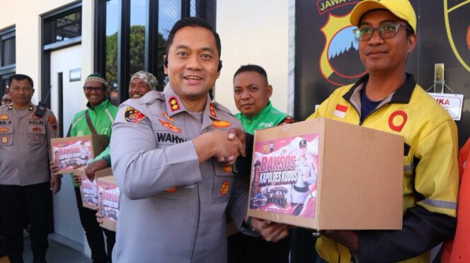 
					Polres Kudus Salurkan 350 Paket Sembako kepada Pengemudi Ojol, Ingatkan Pentingnya Keselamatan