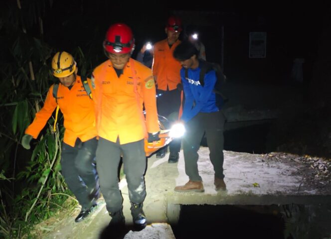 
					Terpeleset ke Jurang Saat Cari Reptil Malam Hari, Pemuda Dievakuasi dari Curug Lawe