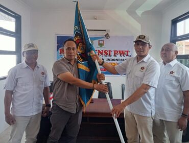 Ketua PWI Jateng Setiawan Hendra Kelana menyerahkan bendera pataka PWI kepada Ketua terpilih Rony Yuwono. (Foto: Kabarjateng.id / Mualim)